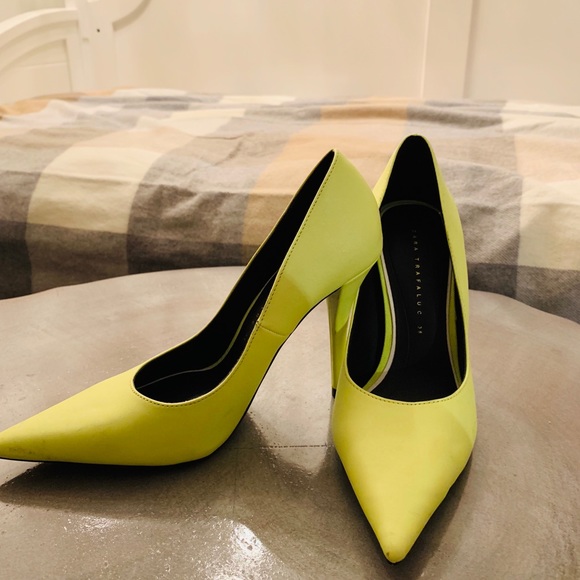 ZARA neon yellow shoes 🥂Perfect for holiday